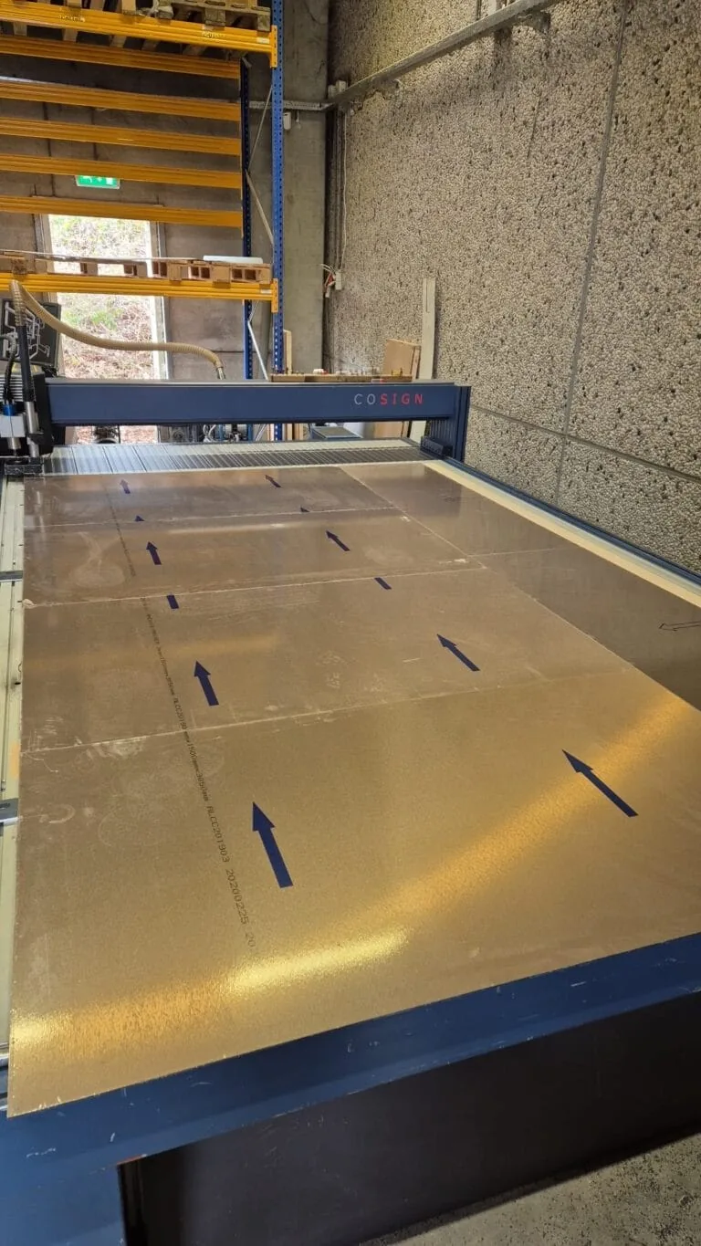 Cosign X500 machine voor CNC freeswerk bij Milplex.