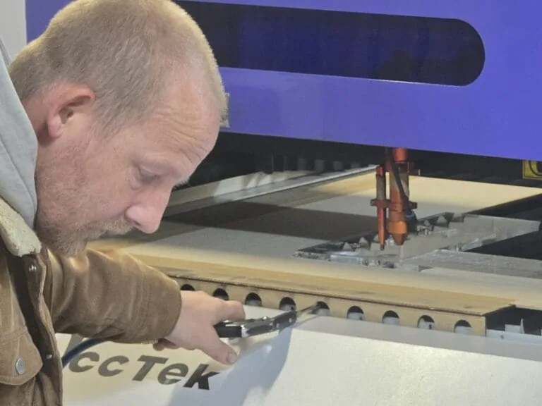 AccTek laser in gebruik voor plaatbewerking bij Milplex.