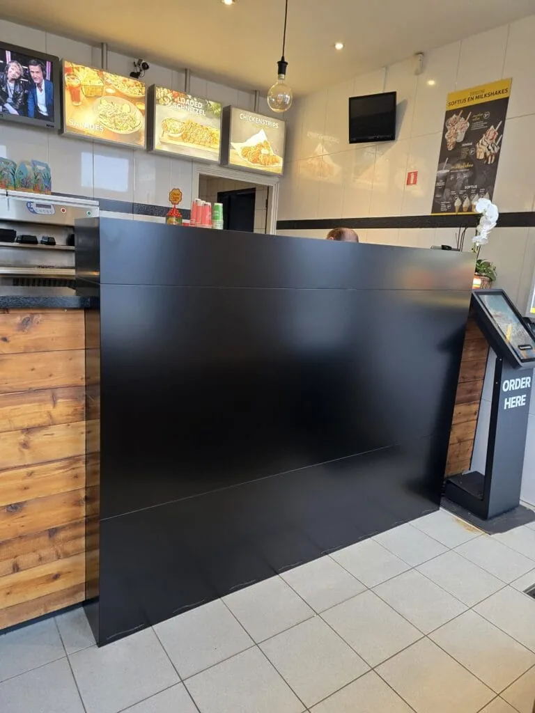 Maatwerk balie voor Hof van Brabant met zichtafwerking.