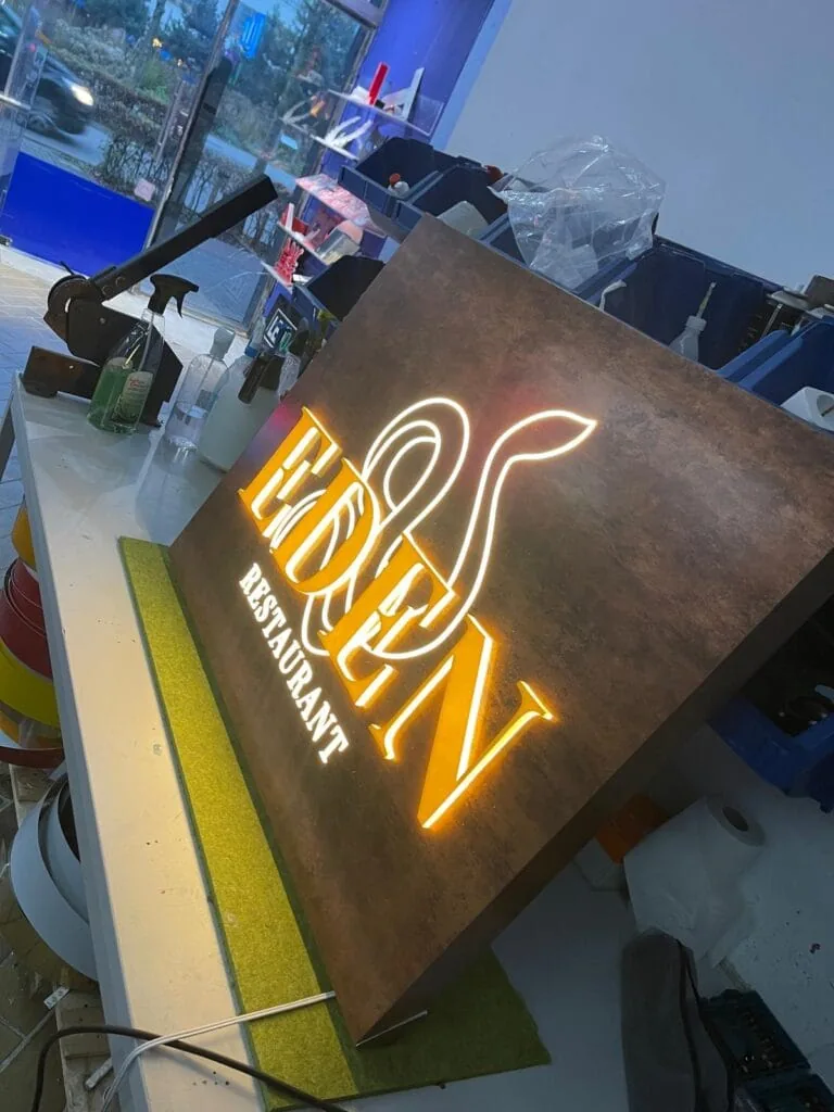 Verlichte signing en reclameproductie als Milplex voorbeeldproject.