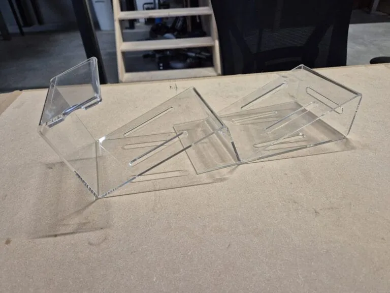 Maatwerk folderhouder voor beurs en displaytoepassing.