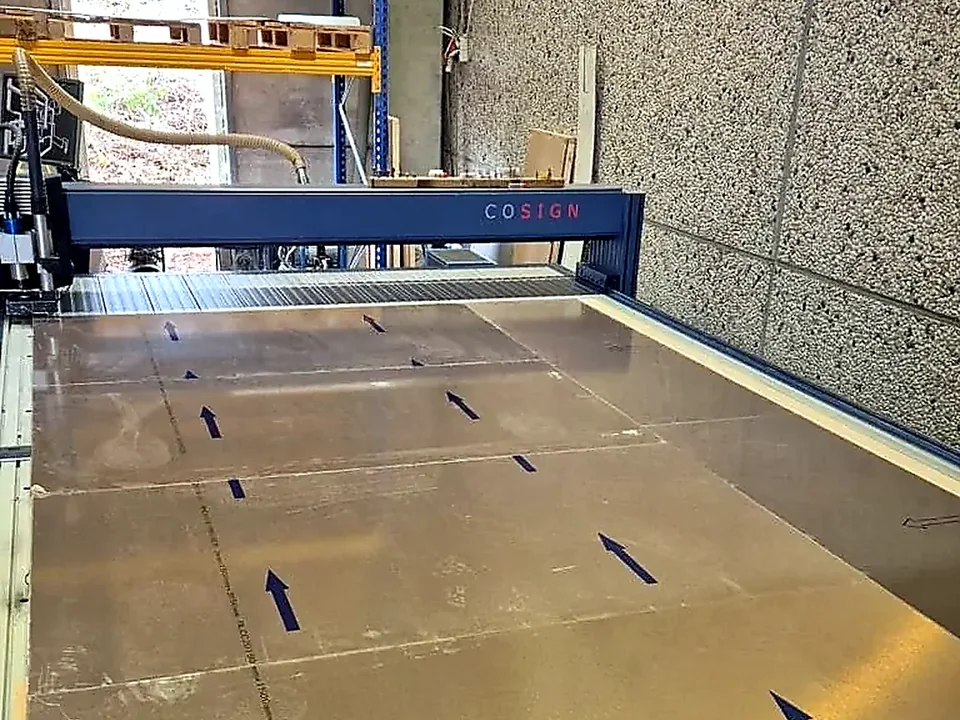 Cosign CNC-machine tijdens plaatbewerking bij Milplex.