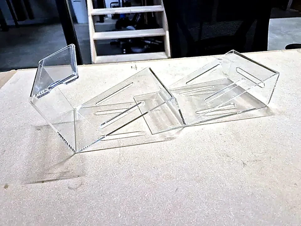 Gerealiseerde transparante plexiglas folderhouder van Milplex.
