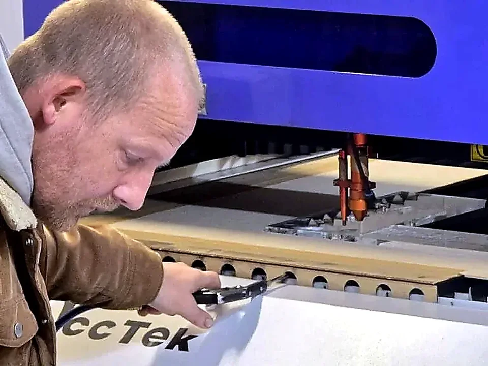 Milplex-medewerker controleert plaatmateriaal bij de lasermachine.
