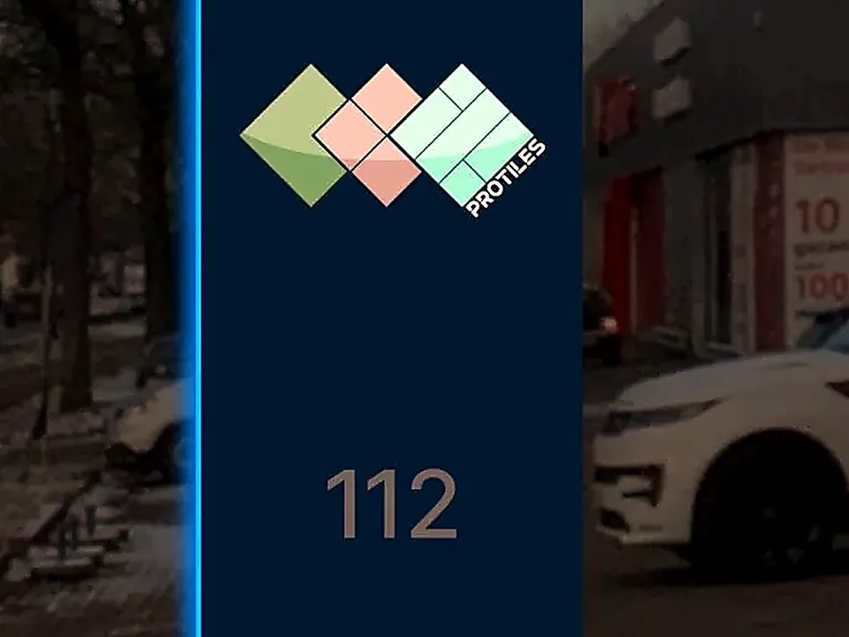 Gerealiseerde reclamezuil met verlichte wayfinding.